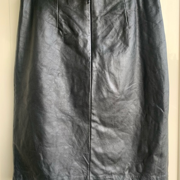 Genuine black leather skirt with zippered thigh slit - Picture 7 of 8